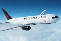 
Tout juste sorti de l’atelier de peinture, le premier Boeing 767F de la compagnie aérienne Air Canada arbore une nouvelle livr