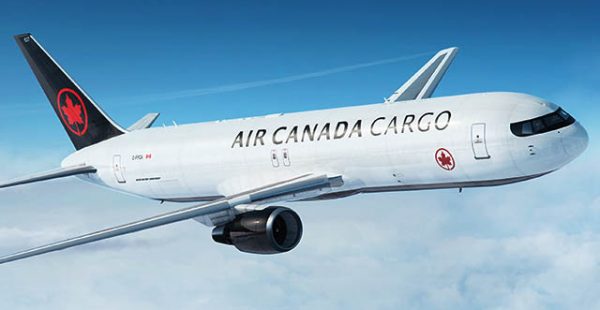 
Tout juste sorti de l’atelier de peinture, le premier Boeing 767F de la compagnie aérienne Air Canada arbore une nouvelle livr
