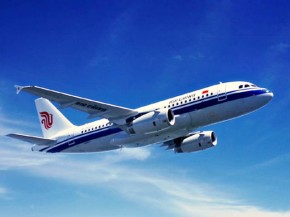 
Une passagère a ouvert la porte de secours d un avion d Air China, pensant qu il s agissait des toilettes, provoquant le déploi