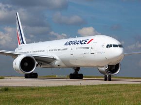 
Les pilotes d’un Boeing 777-300ER de la compagnie aérienne Air France ont subi un incident sérieux avec les commandes de l’