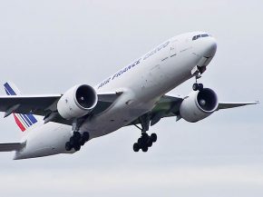 
La compagnie aérienne Air France a présenté son premier Boeing 777F revêtu de la nouvelle livrée, le deuxième devant recevo