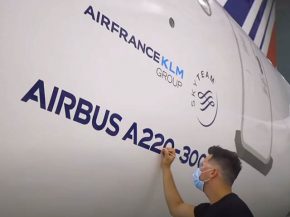 
Air France a réceptionné aujourd hui son premier Airbus A220-300 (anciennement Bombardier CSeries 300), un monocouloir destiné