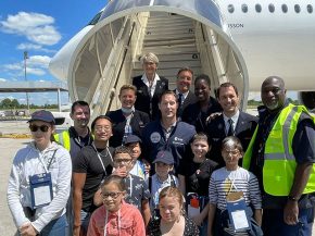 
Pour son 30eme anniversaire, la Fondation Air France a organisé sur le tarmac de Roissy une rencontre entre l’astronaute Thoma