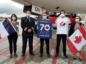Un accueil spécial attendait à Montréal le vol AF342 de la compagnie aérienne Air France en provenance de Paris, qui fêtait s