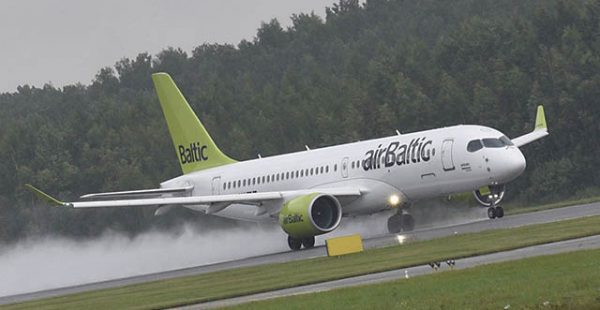
La compagnie aérienne AirBaltic va louer avec leurs équipages onze de ses Airbus A220-300, inutiles depuis l’invasion de l’