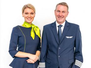 La compagnie aérienne airBaltic a dévoilé les nouveaux uniformes de ses pilotes, hôtesses de l’air et stewards, que les pass