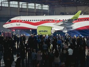 La compagnie aérienne airBaltic a revêtu un de ses Airbus A220 d’une livrée spéciale pour fêter le centenaire de l’Indepe