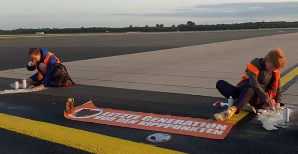 Environnement : des manifestants se collent aux tarmacs en Allemagne 1 Air Journal