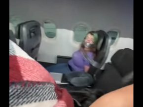 
Une passagère apparemment prise d’une crise de panique a été attachée à son siège par le personnel de cabine, après avoi