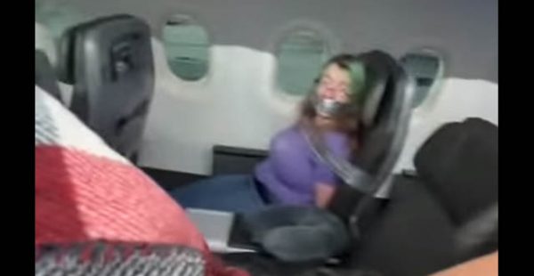 
Une passagère apparemment prise d’une crise de panique a été attachée à son siège par le personnel de cabine, après avoi