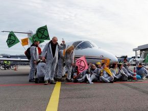 Amsterdam: des militants écologistes bloquent les jets d’affaires 1 Air Journal