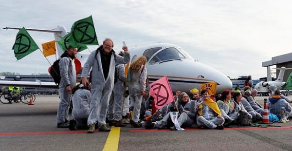Amsterdam: des militants écologistes bloquent les jets d’affaires 1 Air Journal