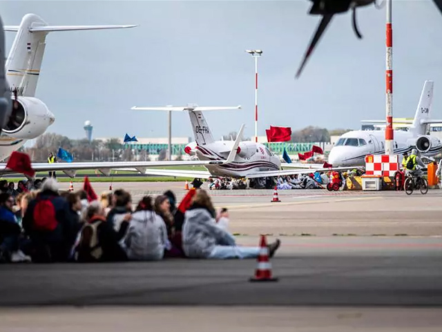 Amsterdam: des militants écologistes bloquent les jets d’affaires 2 Air Journal