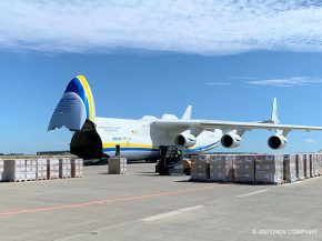 
Huit athlètes ont   suffi » pour faire avancer un Antonov An225 Mryia, le plus gros avion du monde avec 285 tonnes.
