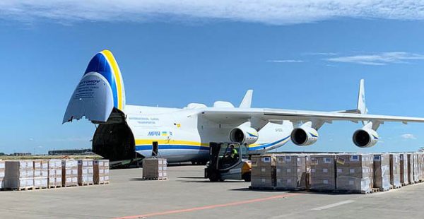 
Huit athlètes ont   suffi » pour faire avancer un Antonov An225 Mryia, le plus gros avion du monde avec 285 tonnes.
