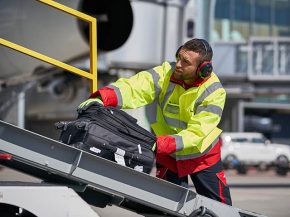 
Des bagagistes se filmant en train de malmener les bagages des passagers de la compagnie aérienne Qantas à l’aéroport de Mel