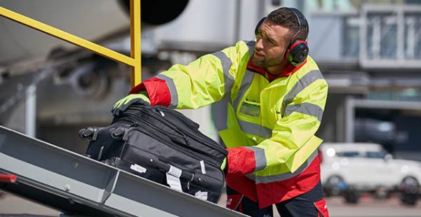
Des bagagistes se filmant en train de malmener les bagages des passagers de la compagnie aérienne Qantas à l’aéroport de Mel