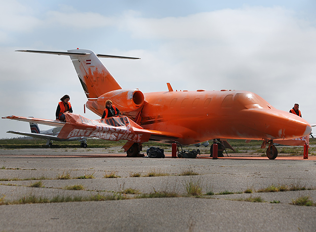 Environnement ? Un avion privé repeint en orange en Allemagne (vidéo)