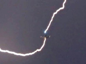 
Les avions de ligne sont conçus pour résister aux impacts de la foudre et assurer la sécurité des passagers et de l équipage