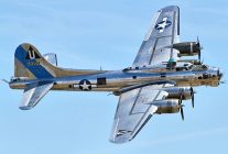 
Deux avions de la deuxième guerre mondiale se sont heurtés en plein vol samedi lors du show Wings over Dallas, entrainant la mo