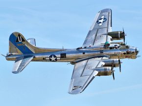 
Deux avions de la deuxième guerre mondiale se sont heurtés en plein vol samedi lors du show Wings over Dallas, entrainant la mo