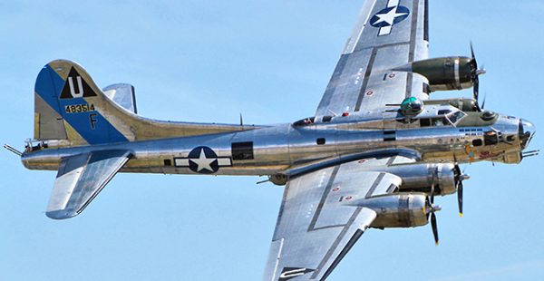 
Deux avions de la deuxième guerre mondiale se sont heurtés en plein vol samedi lors du show Wings over Dallas, entrainant la mo