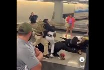 
Une douzaine de passagers en sont venus aux mains à la livraison des bagages de l’aéroport de Chicago, sans que l’on sache 