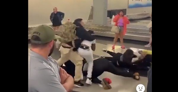 
Une douzaine de passagers en sont venus aux mains à la livraison des bagages de l’aéroport de Chicago, sans que l’on sache 