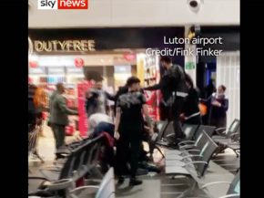 
Une bagarre à l’aéroport de Londres-Luton vendredi s’est terminée avec quatre personnes blessées, dont trois sérieusemen