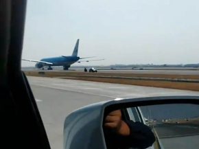 
Une voiture a franchi la sécurité de l’aéroport de Bangkok et croisé un avion de la compagnie aérienne KLM sur le taxiway,