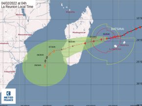 
L’aéroport de Saint-Denis de La Réunion doit rouvrir ses portes vendredi à 10h00, le cyclone Batsirai poursuivant sa route v