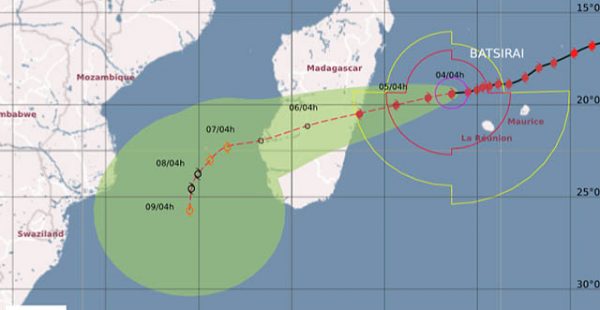 
L’aéroport de Saint-Denis de La Réunion doit rouvrir ses portes vendredi à 10h00, le cyclone Batsirai poursuivant sa route v