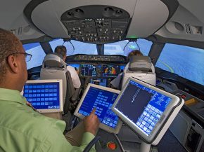 
Selon l’étude publiée par Boeing, 2,3 millions de nouveaux pilotes, techniciens de maintenance, hôtesses de l’air et stewa