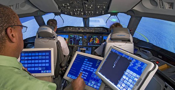 
Selon l’étude publiée par Boeing, 2,3 millions de nouveaux pilotes, techniciens de maintenance, hôtesses de l’air et stewa