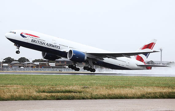Des apprentis de British Airways participent au départ d’un vol vers l’Afrique du Sud. 1 Air Journal