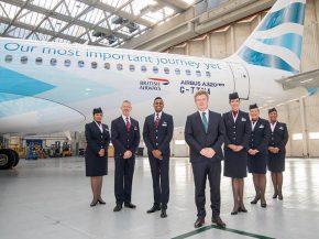 
La compagnie aérienne British Airways permet désormais à son personnel navigant masculin de porter maquillage et autres pierci