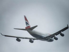 La compagnie aérienne British Airways a fait ses adieux à ses deux derniers Boeing 747-400, le mauvais temps ruinant quelque peu