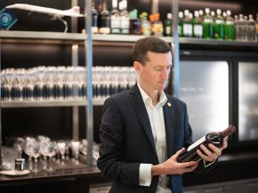 
Les gagnants des Business Traveller s Cellars in the Sky Awards 2022, classant la qualité des vins servis en vol, incluent les c