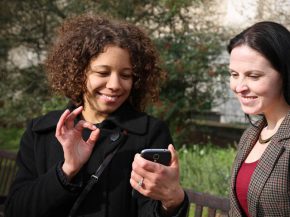 
La compagnie aérienne British Airways est la première au Royaume-Uni à tester un nouveau service vidéo utilisant la langue de