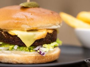 
La compagnie aérienne British Airways a dévoilé de nouveaux menus à base de plantes dans ses salons d’aéroport, où elle v