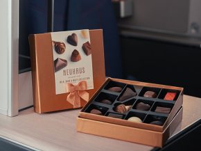 
La compagnie aérienne Brussels Airlines reconduit sa collaboration avec le chocolatier belge Neuhaus, après une pause de trois 
