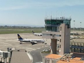 
Un panache de cendres volcaniques de l Etna a forcé la fermeture de l aéroport de Catane en Sicile alors que le plus grand volc