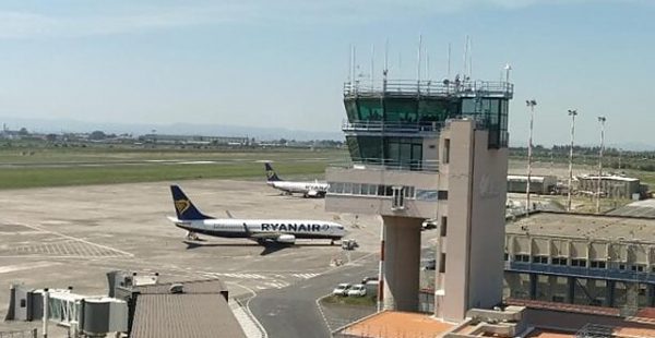 
Un panache de cendres volcaniques de l Etna a forcé la fermeture de l aéroport de Catane en Sicile alors que le plus grand volc