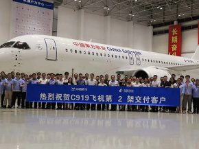
La compagnie aérienne China Eastern Airlines a pris possession de son deuxième COMAC C919 sur 20 attendus, plus de sept mois ap
