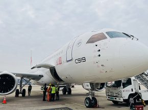 
Le moyen-courrier C919, construit par la Chine pour rivaliser avec Airbus et Boeing, a réalisé aujourd hui son premier vol comm