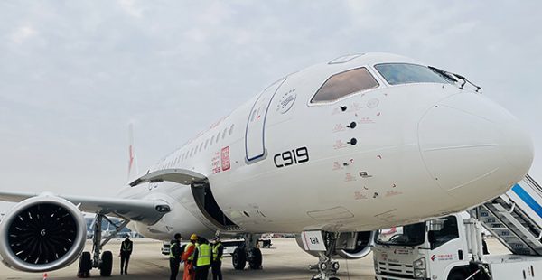 
Le moyen-courrier C919, construit par la Chine pour rivaliser avec Airbus et Boeing, a réalisé aujourd hui son premier vol comm