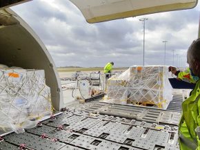 
Le transport de fret aérien, mesuré en tonnes-kilomètres (en anglais cargo tonne-kilometers CTK), a augmenté de 7,7% (+8,6% p