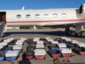 
Un jet privé transportant 1,3 tonne de cocaïne a été intercepté par la police alors qu’il se préparait à quitter Fortale