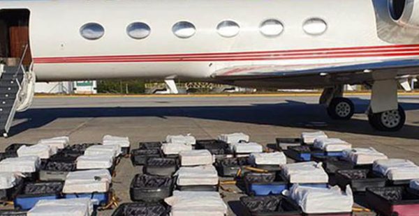 
Un jet privé transportant 1,3 tonne de cocaïne a été intercepté par la police alors qu’il se préparait à quitter Fortale