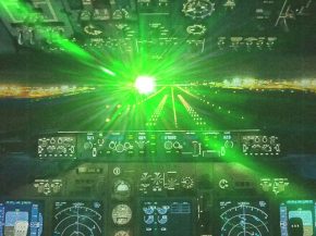 
La Federal Aviation Administration (FAA) a reçu 13 304 rapports de pilotes relatant des rayons laser frappant leur cockpit l’a